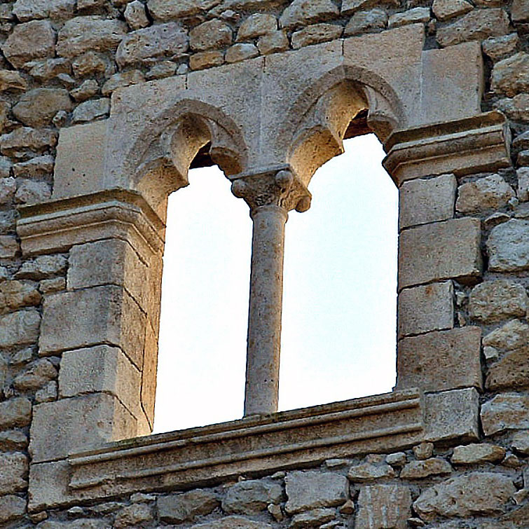 ouverture géminée en pierre de taille avec trilobe supérieur colonne sculptée et jeu de moulures