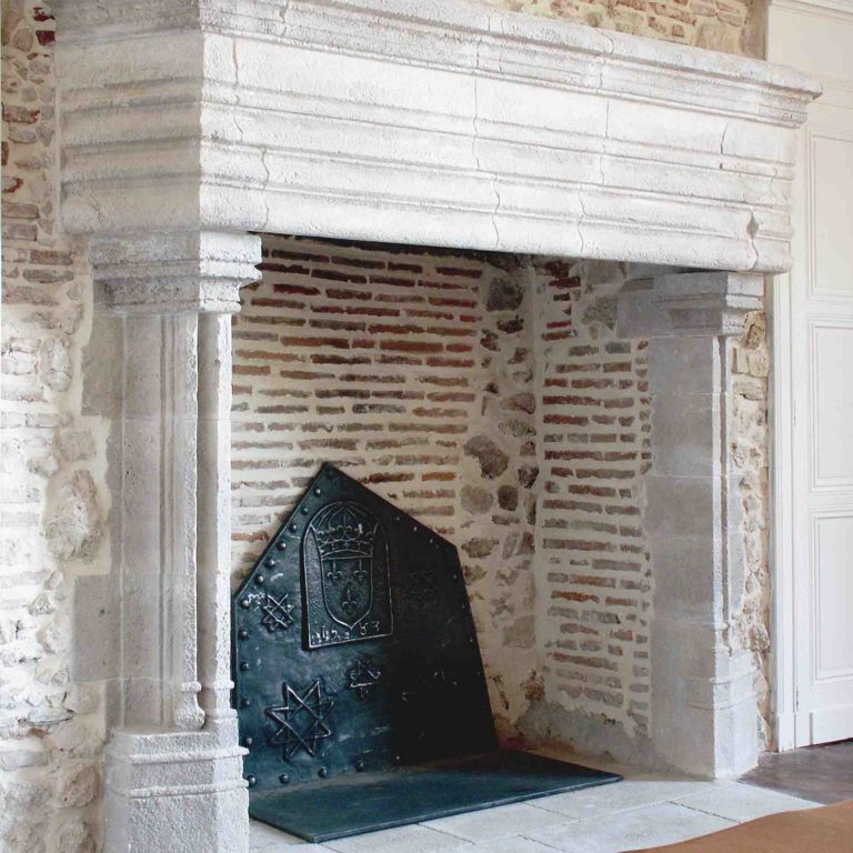 cheminée Gothique en pierre sculptée et patinée à l'ancienne