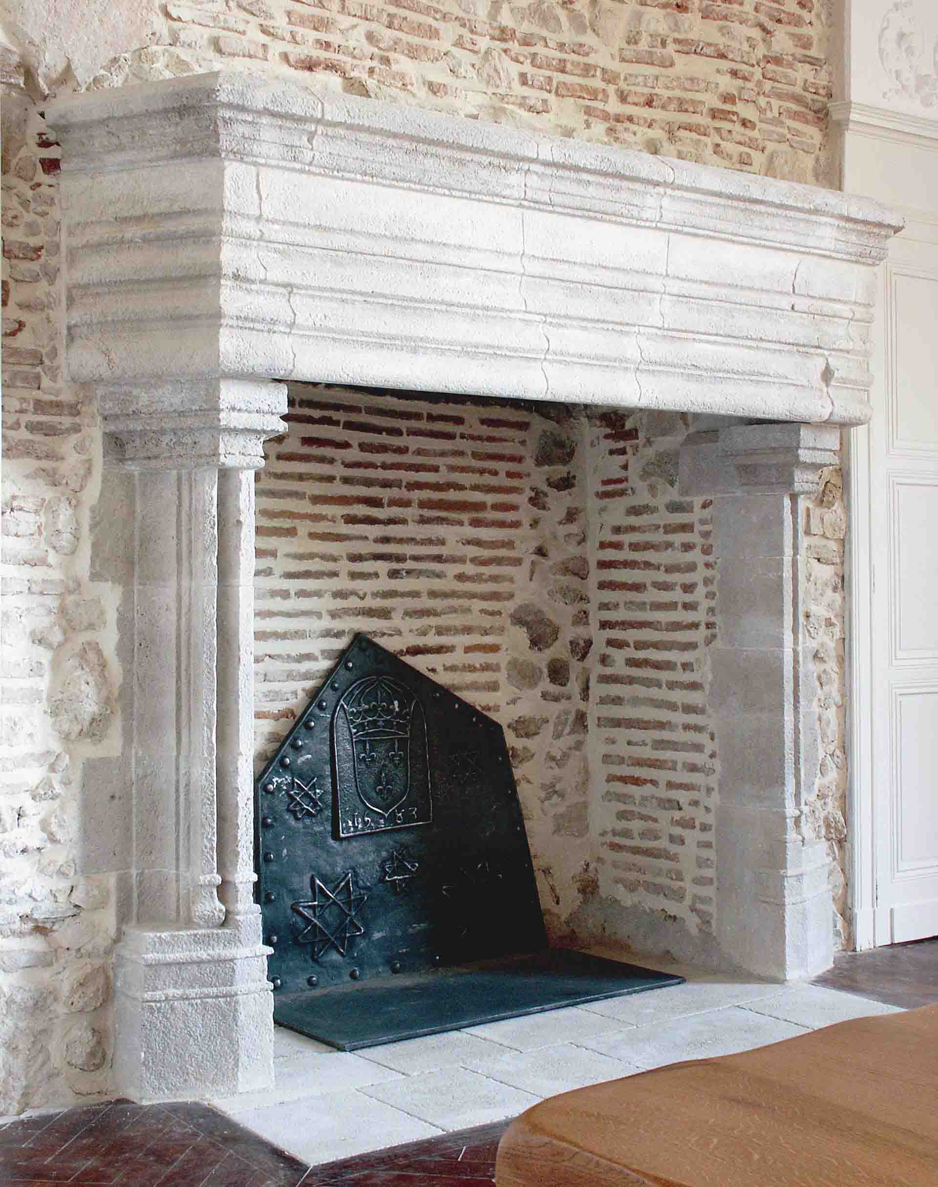 cheminée Gothique en pierre sculptée et patinée à l'ancienne