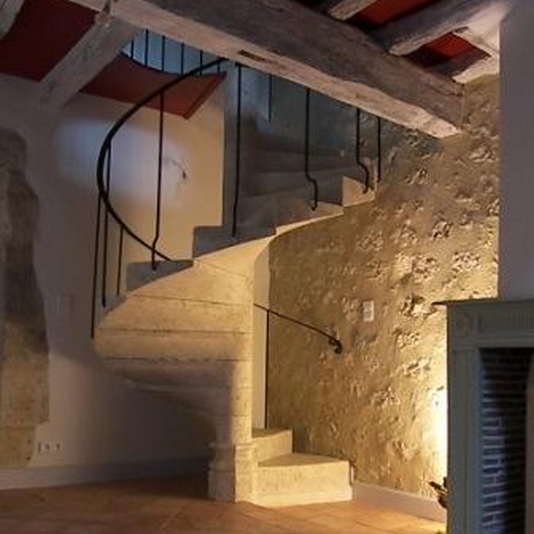 escalier colimaçon hélicoïdal en pierre de taille sur mesure