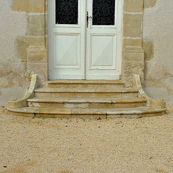 perron en pierre de taille marches escalier motif escargot