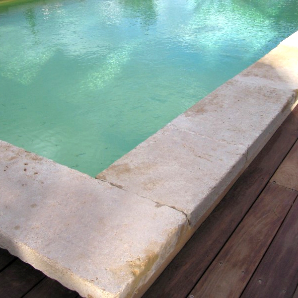 détail margelle piscine en pierre