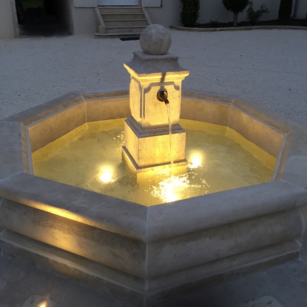 fontaine octogonale en pierre naturelle avec pilier central