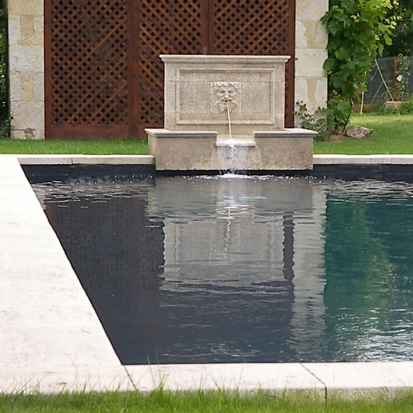 piscine avec fontaine en pierre ornée d'un bacchus sculpté