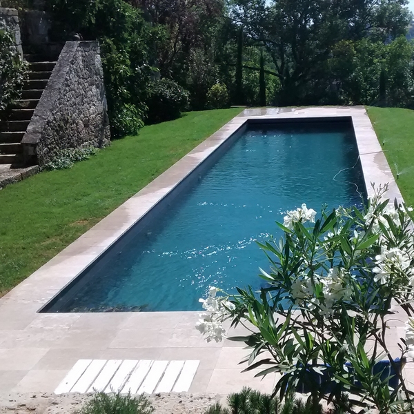 margelle de piscine moderne en pierre