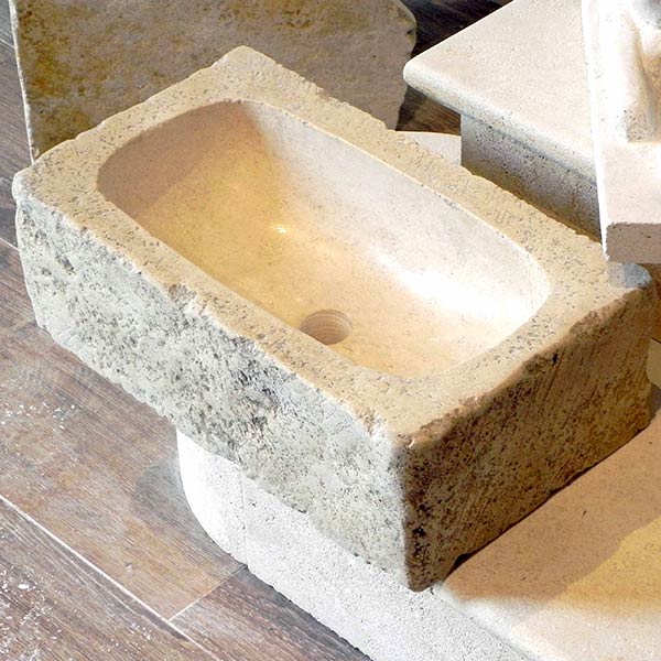 Petit évier en pierre naturelle avec finition brute à l'extérieur et adoucie pour l'intérieur de la vasque