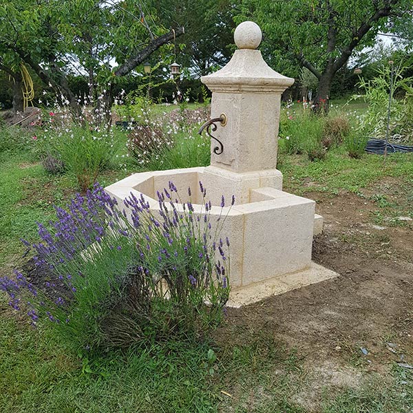 fontaine de jardin en pierre de taille avec pilier réalisée sur mesure