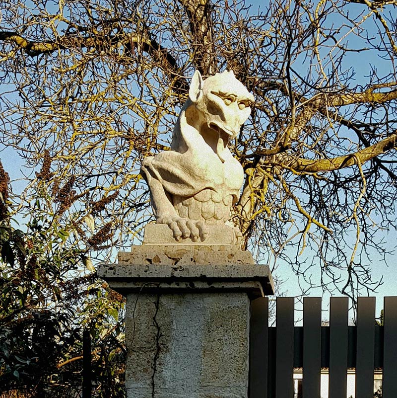 chimere gargouille statue sculpture pierre calcaire dragon pilier entrée gardien