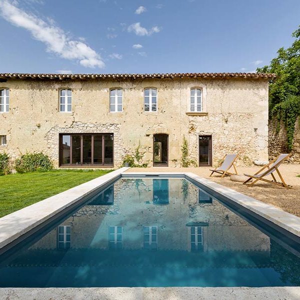 margelles de piscine en pierre naturelle vieillie et patinée sur mesure