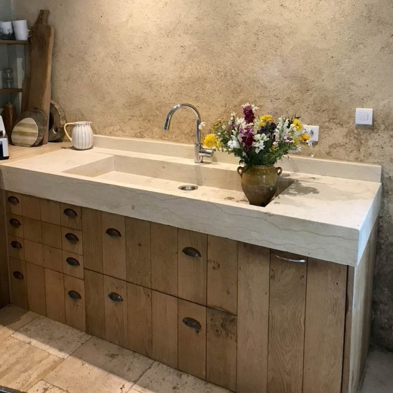 grand évier monolithe en pierre du désert réalisé sur mesure avec une seule vasque