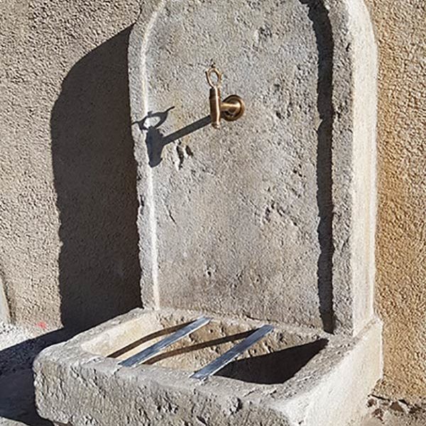 fontaine adossée en pierre de taille