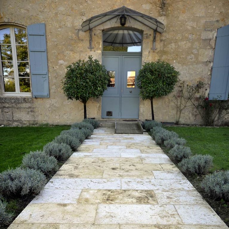 dallage en pierre naturelle pour une allée d'accès à l'entrée d'une maison ancienne