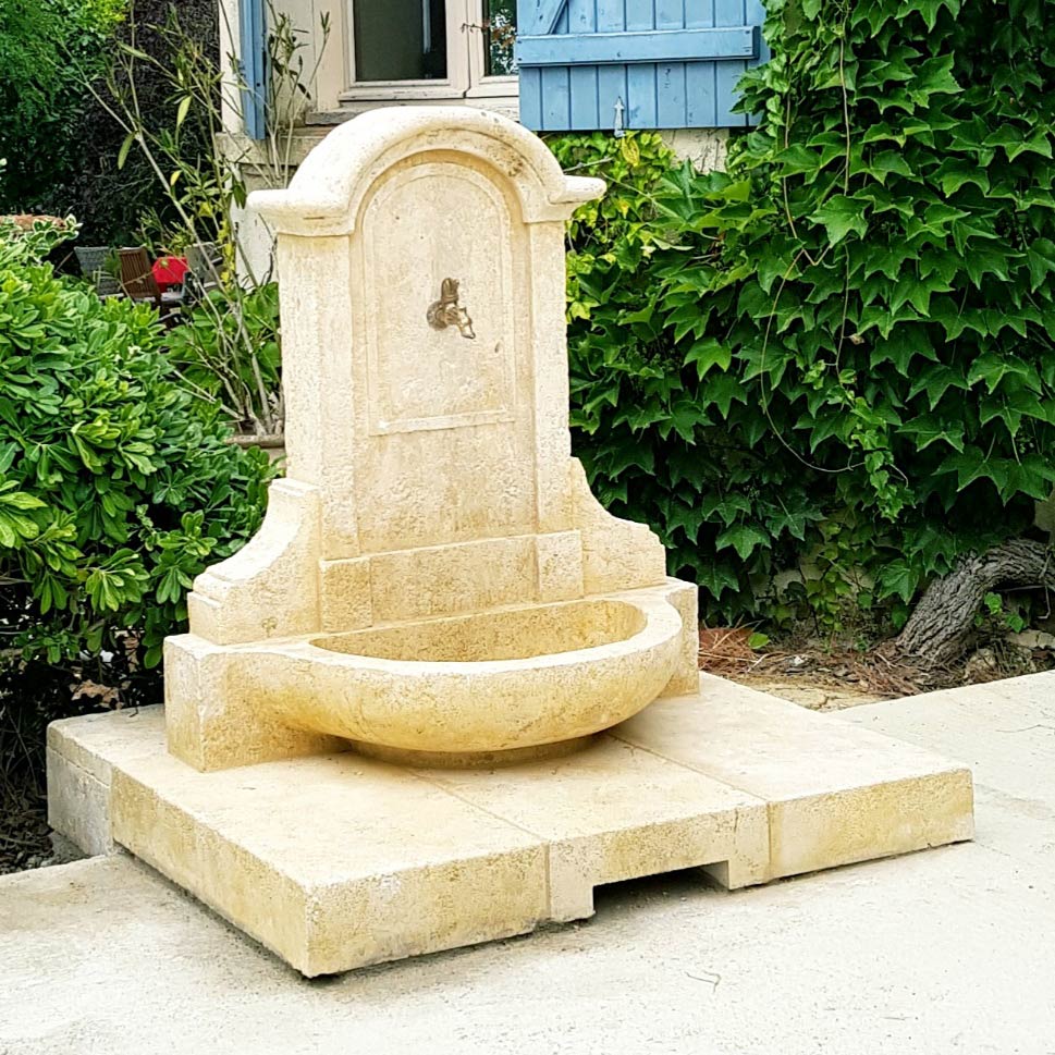 fontaine de jardin en pierre de taille réalisée sur mesure