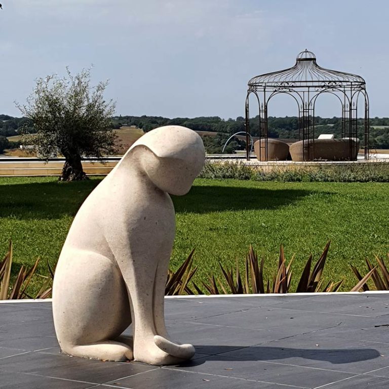 sculpture de chat assis stylisé en pierre naturelle taillée à la main