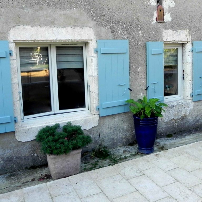 encadrement de fenêtre en pierre de taille intégré dans un bâti ancien