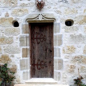 encadrement de porte en pierre naturelle de style gothique