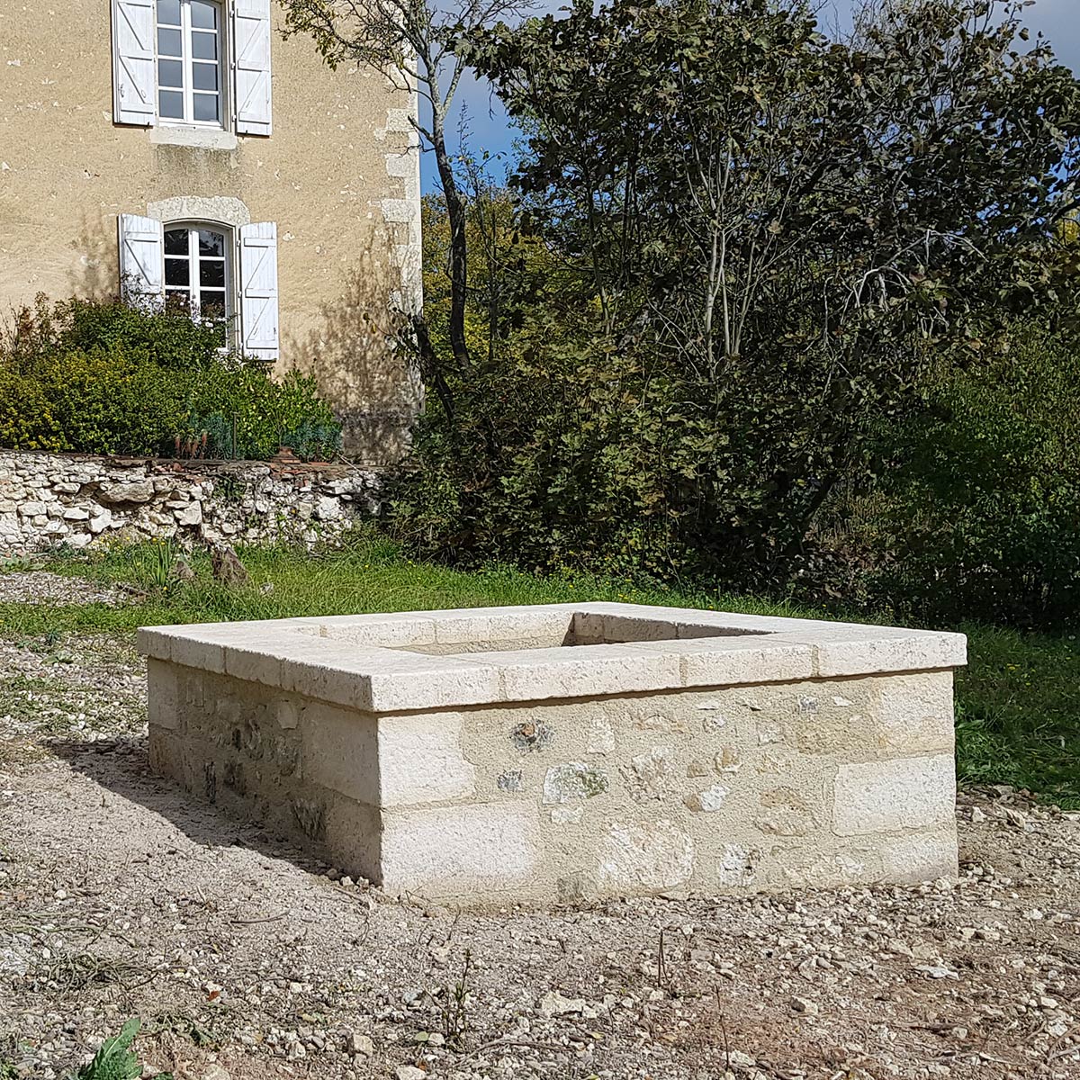 rénovation puits carré en pierre naturelle avec margelle supérieure