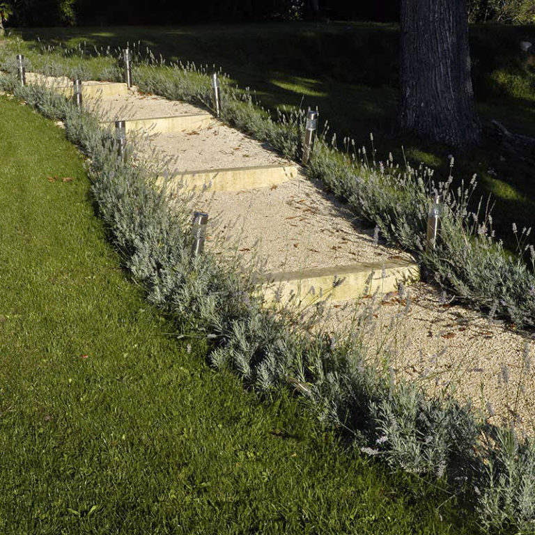 escalier extérieur avec des marches en pierre calcaire naturelle