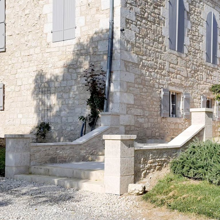 escalier extérieur en pierre de taille et ses petits piliers