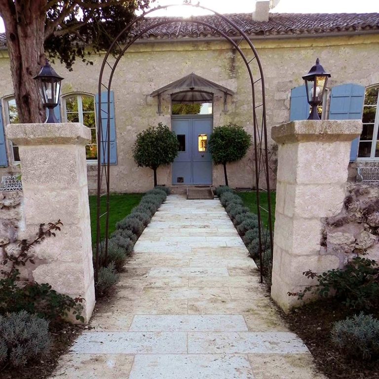 petits piliers d'entrée en pierre naturelle réalisés sur mesure en accord avec le bâti de cette vieille maison gasconne en pierre