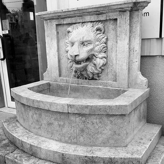 Grande fontaine murale de jardin réalisée en pierre de taille ingélive