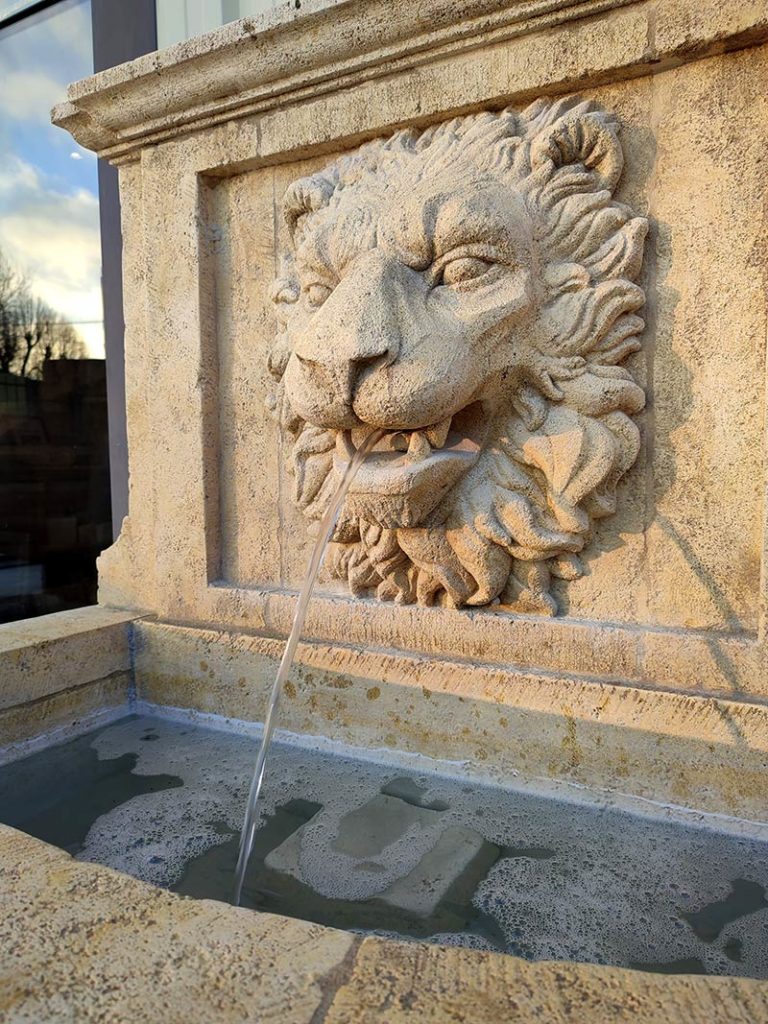 Grande fontaine murale de jardin réalisée en pierre de taille ingélive