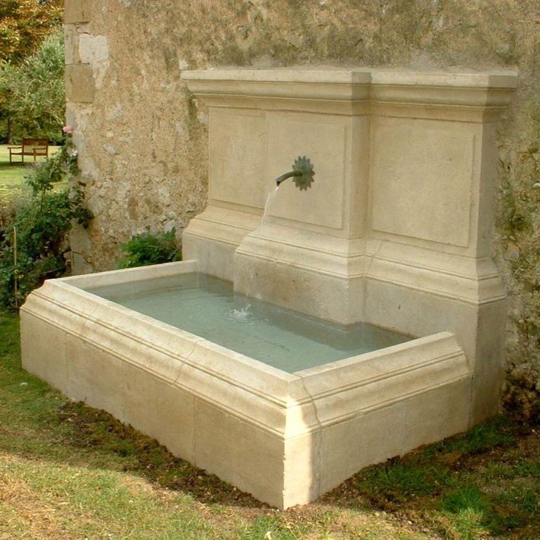 grande fontaine murale en pierre de taille de style sclassique avec fronton moulures corniche plastron grand bassin et robinet à l'ancienne
