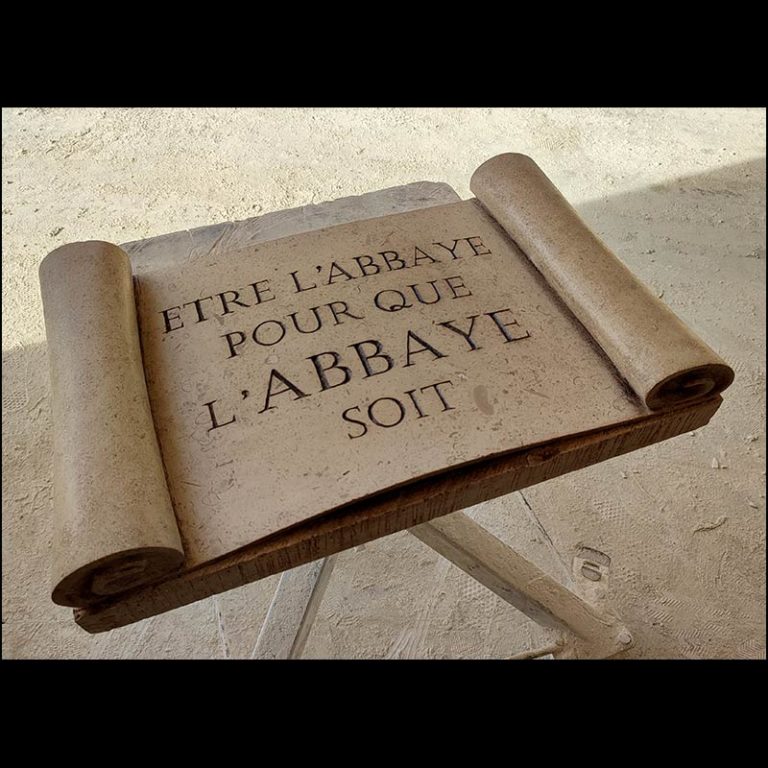 sculpture en pierre d'un parchemin gravé d'un texte personnalisé