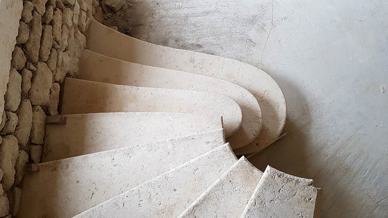 premières marches d'un escalier artisanal en pierre sur mesure