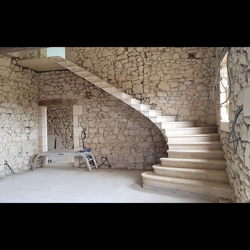 escalier balancé en pierre de taille un quart tournant suspendu avec palier