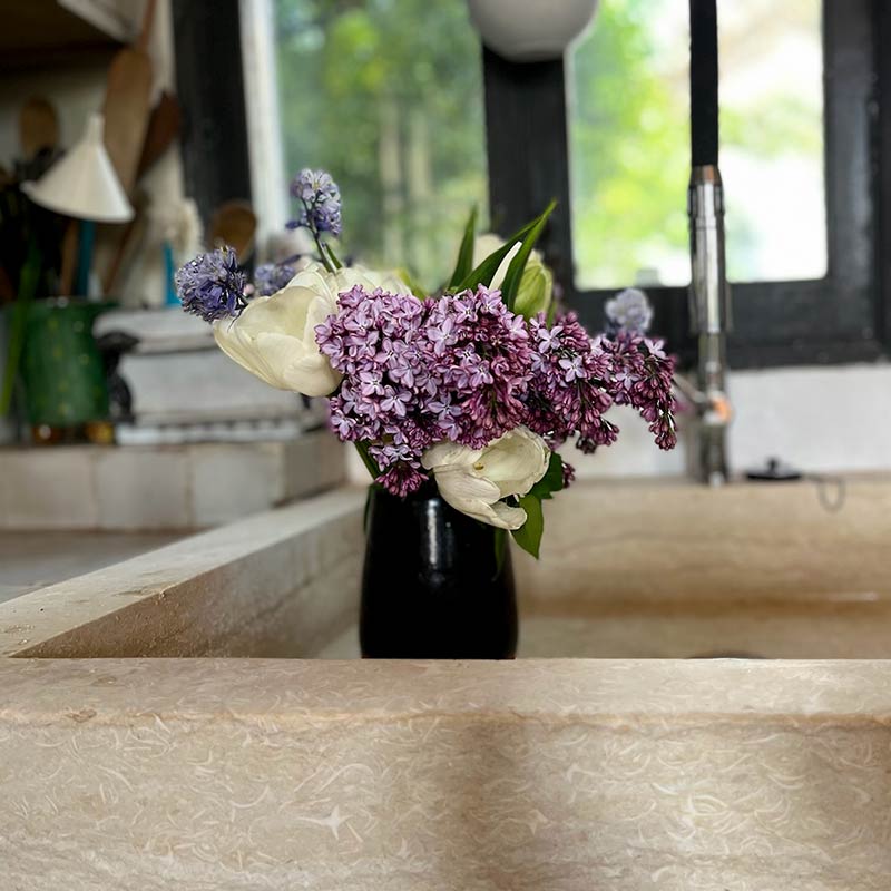 évier moderne en pierre naturelle calcaire dans une cuisine contemporaine
