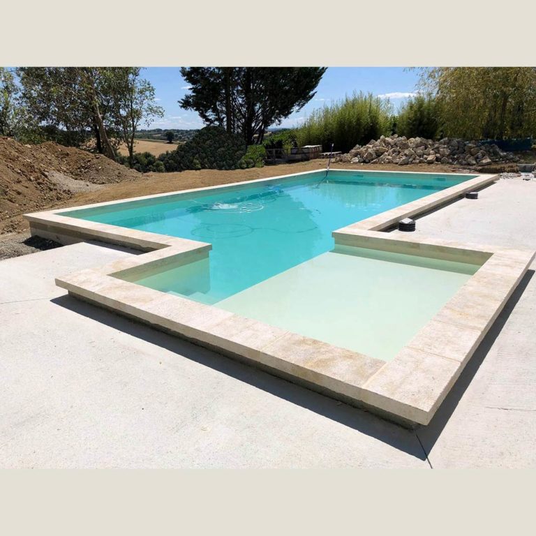ashlar pool coping with elements of different lengths and patina