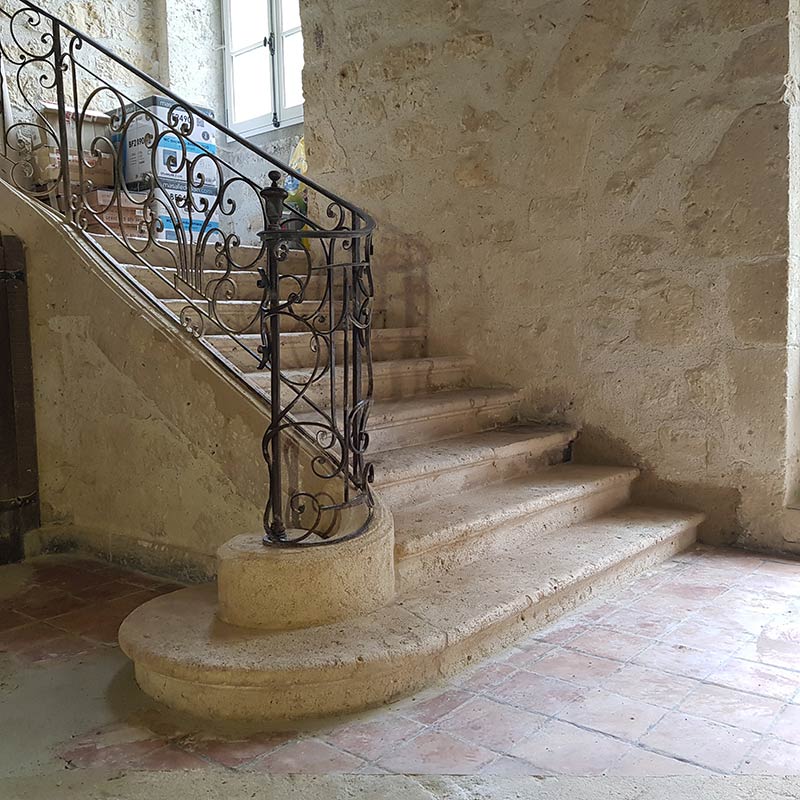 restauration d'un escalier monumental en pierre de taille du 18e siècle XVIIIe changement marches limon escargot patine rénovation maison en pierre