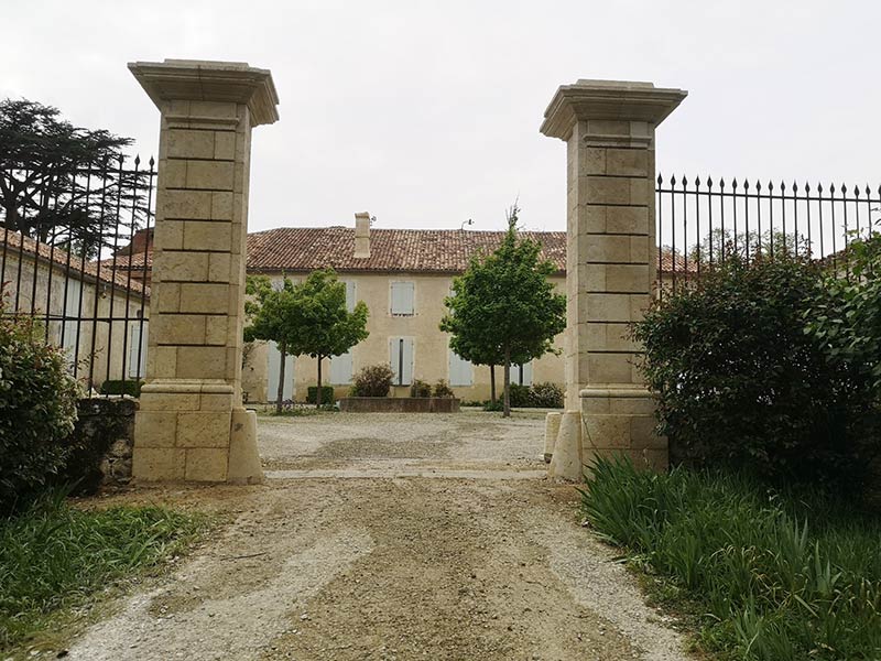 paire de piliers de portail de chateau en pierre de taille après restauration