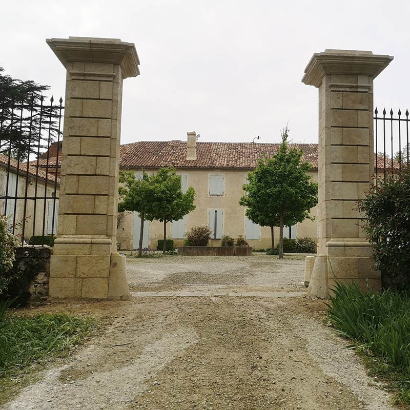 paire de piliers de portail en pierre de taille en rénovation d'un chateau