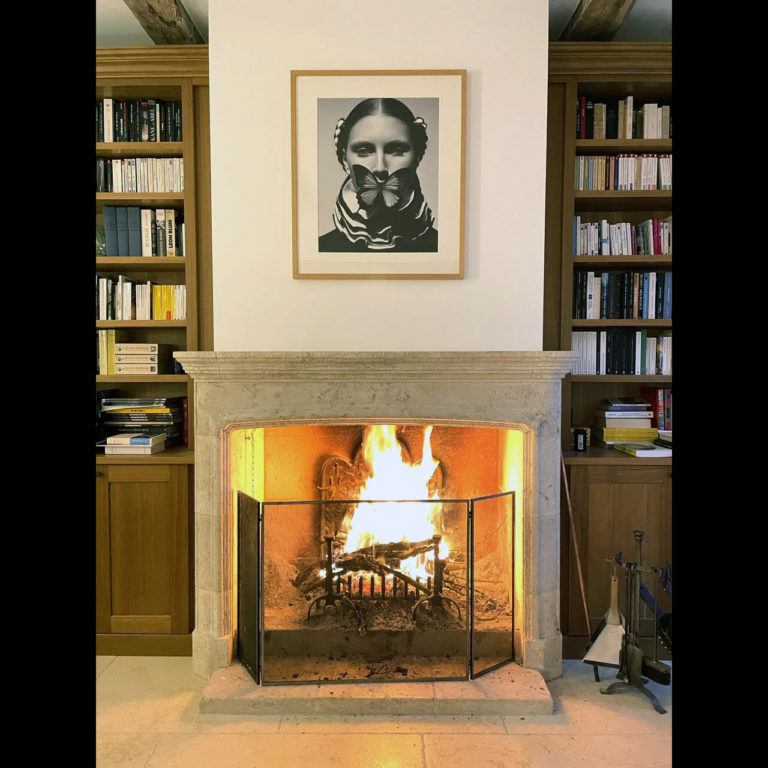 grande cheminée en pierre naturelle calcaire beige sur mesure à l'ancienne avec corniche et moulures socle