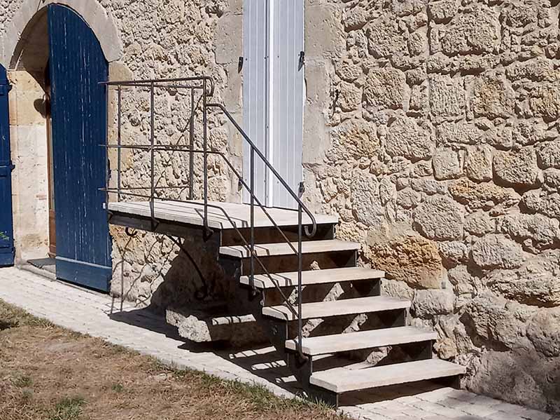 escalier extérieur en métal et pierre calcaire naturelle sur mesure