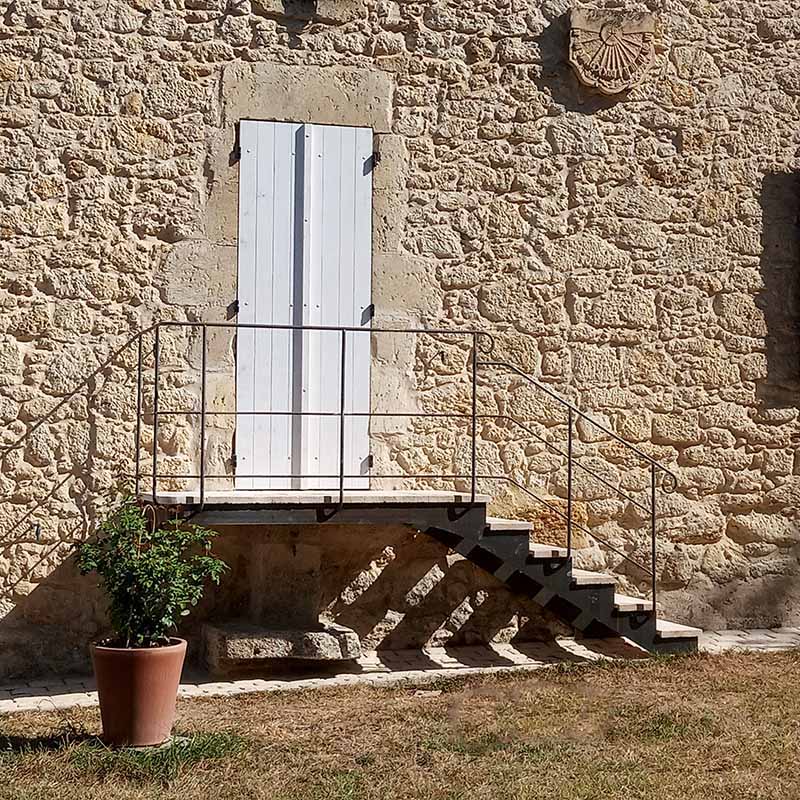 escalier en ferronnerie avec des marches en pierre massive