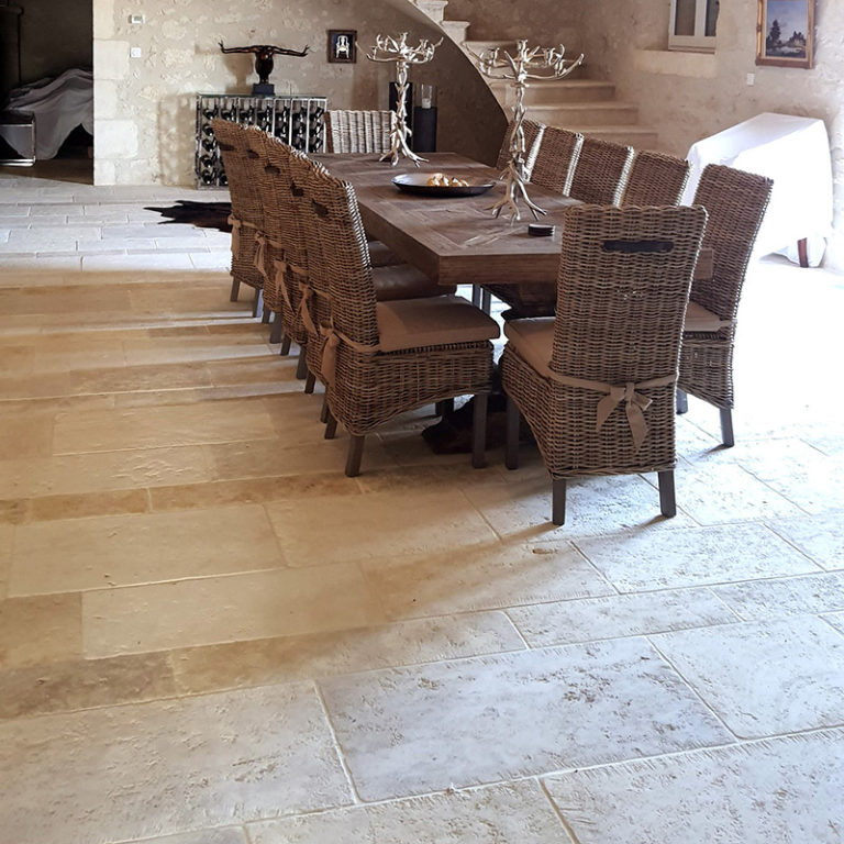 dallage carrelage en pierre naturelle calcaire réalisé sur mesure avec des dalles et des bandes de longueurs variées et différentes de couleur beige à brun clair panaché à l'ancienne