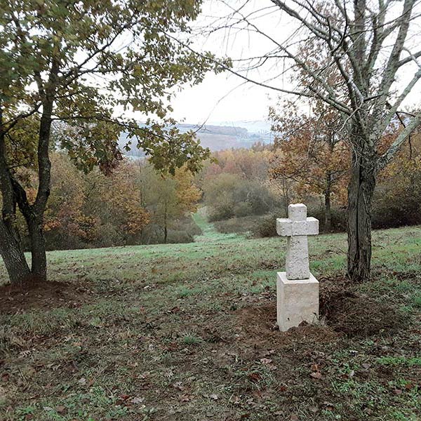 socle de croix en pierre fabriqué sur mesure goujon assemblage memorial pierre ingélive