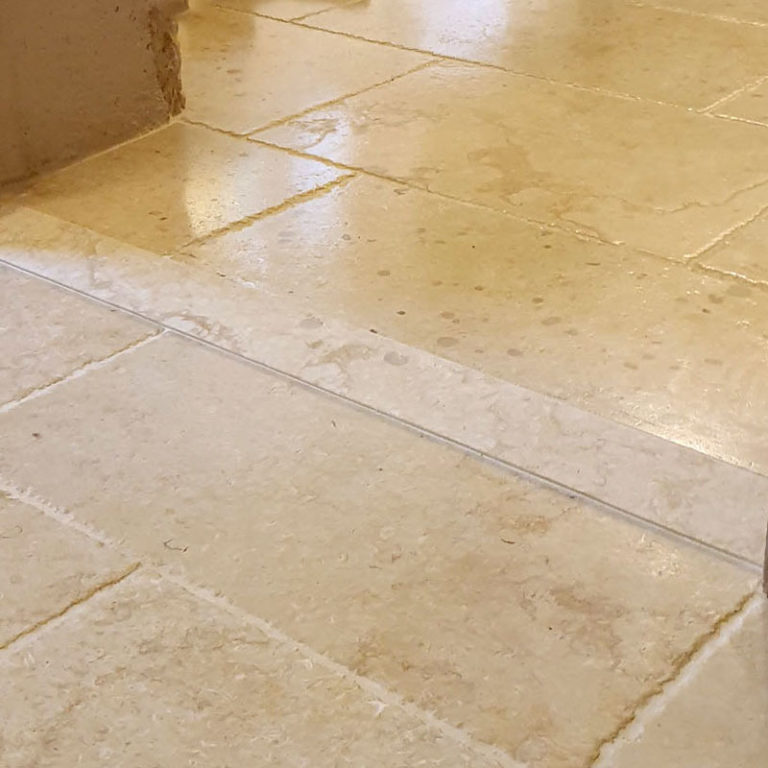 dallage carrelage pierre calcaire egypte marbre beige nuances sol chauffage rénovation maison ancienne mur en pierre cuisine antidérapant