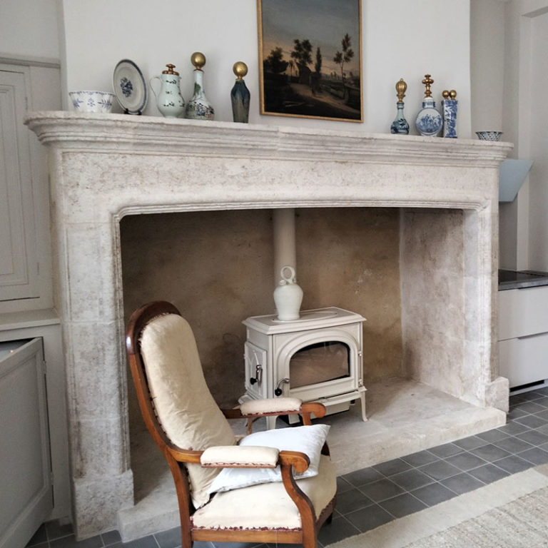 cheminée placage pierre naturelle habillage parement calcaire rénovation maison ancienne moulure corniche poêle diy pas à pas étapes restauration architecture