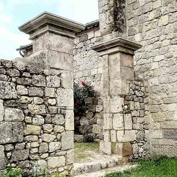 piliers de portail en pierre anciens restauration patrimoine architectural rénovation sur mesure vieilli patine colonne chapiteau portail entrée maison calcaire architecture
