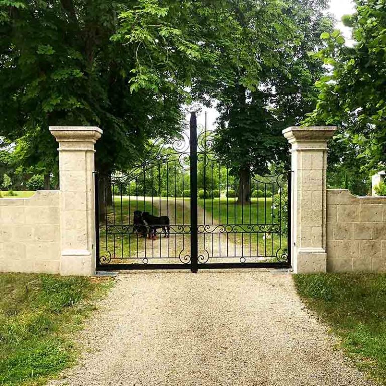 piliers de portail en pierre massive de taille calcaire sur mesure chapiteau sculpté mouluré murets