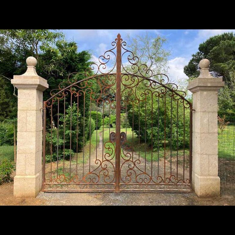 piliers de portail en pierre de taille sur mesure chapiteaux boule boulets calcaire grille fer forgé artisanale rénovation ancien architecture