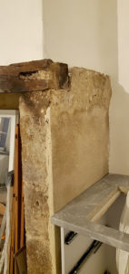 vieux jambage cheminée en pierre avant rénovation transformation diy étapes