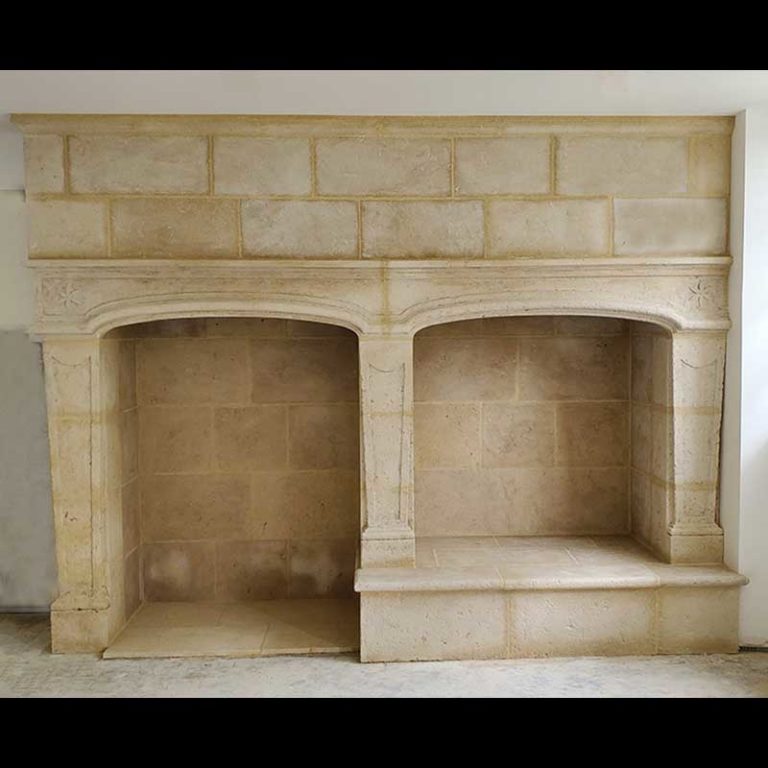 double cheminée en pierre de taille naturelle rénovée rénovation placage parement calcaire patine rustique ancienne restauration manteau encadrement jambages foyer moulures sculpture fleur