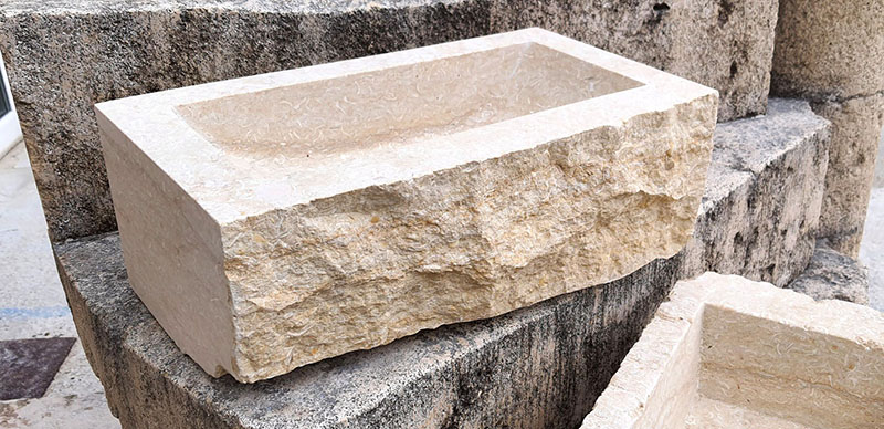 vasque en pierre brute calcaire marbre beige éclatée clivée salle de bain lave main lavabo évier cuisine sur mesure