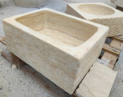 lave-main en pierre naturelle calcaire vasque lavabo à poser travertin sur mesure artisanat français salle de bain douche cuisine buanderie rénovation patine ancien beige rectangulaire