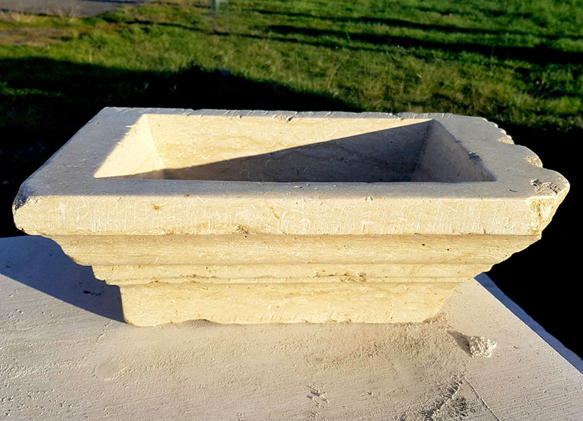 lave main en pierre de taille rectangulaire petite vasque naturelle sur mesure lavabo antique finition moulures vieilli marbre